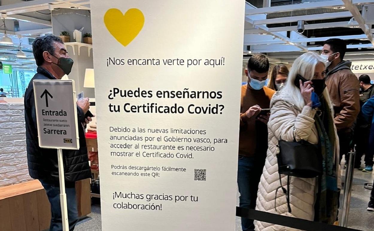 Cartel de Ikea pidiendo el Certificado Covid. Fuente: Twitter.