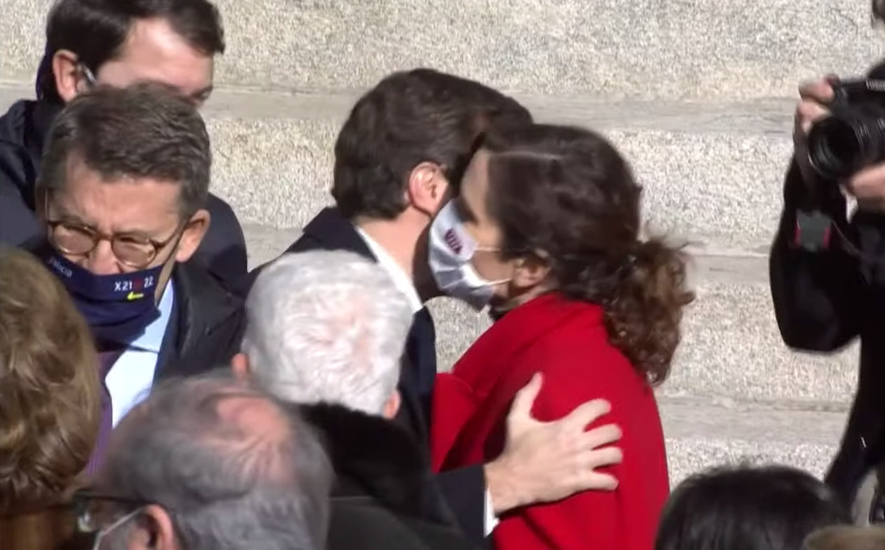 Casado y Ayuso se besan en el acto por el Día de la Constitución. EP 