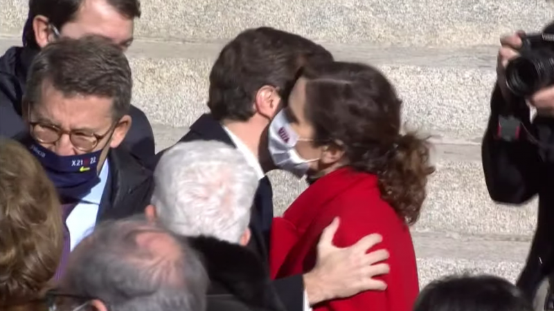 Casado y Ayuso se besan en el acto por el Día de la Constitución. EP 