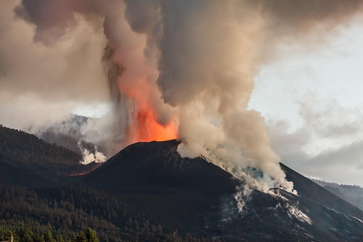 El volcán de Cumbre Vieja, en La Palma, se mantiene en erupción durante tres meses. Fuente: Europa Press.