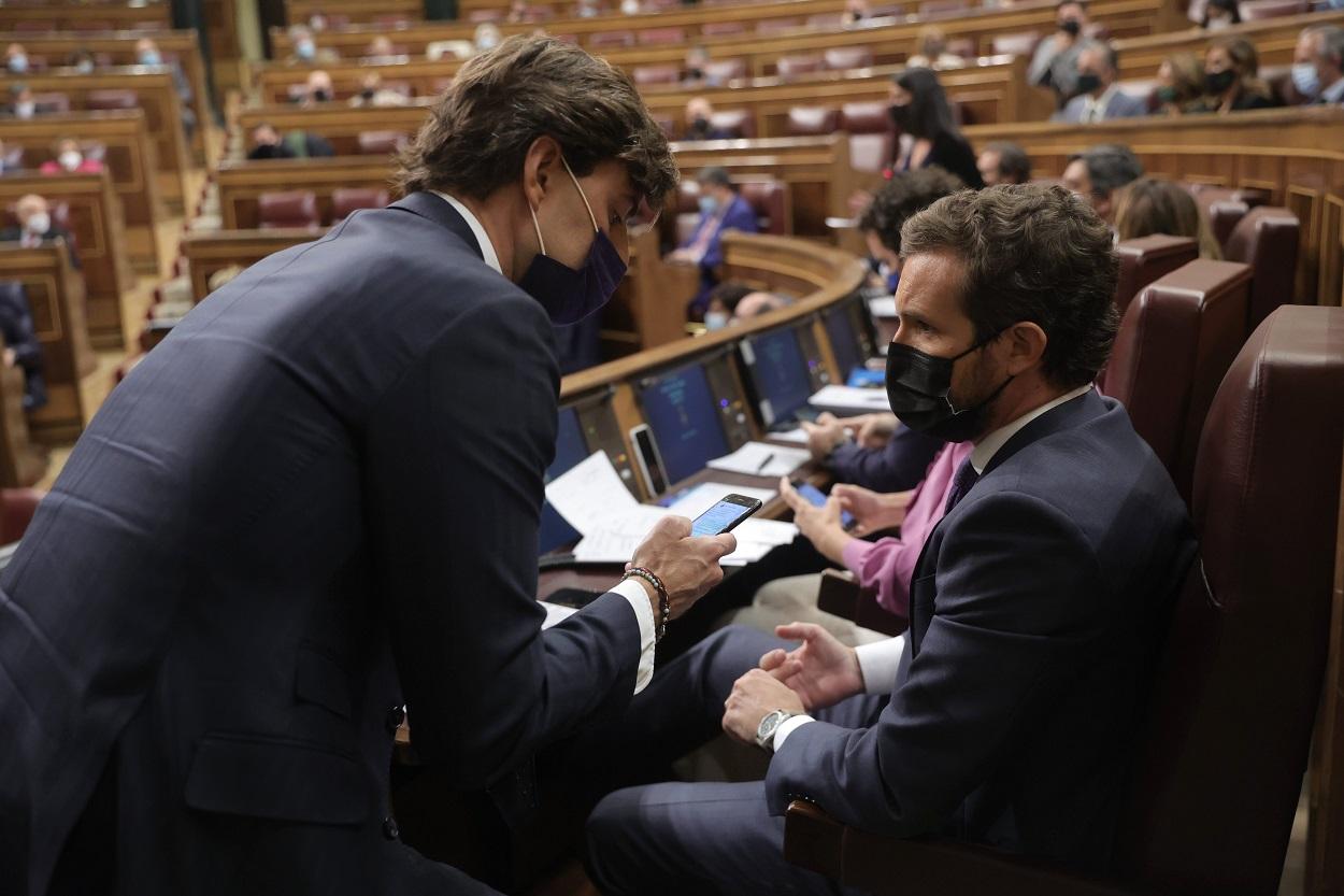 El vicesecretario de Comunicación del PP, Pablo Montesinos, conversa con el líder del PP, Pablo Casado. Fuente: Europa Press / archivo.