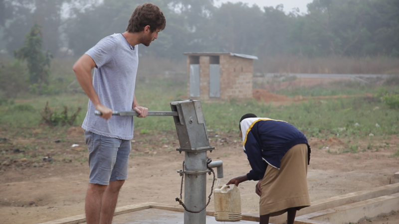 Antonio Espinosa de los Monteros, CEO de Auara, en uno de sus proyectos en Benin