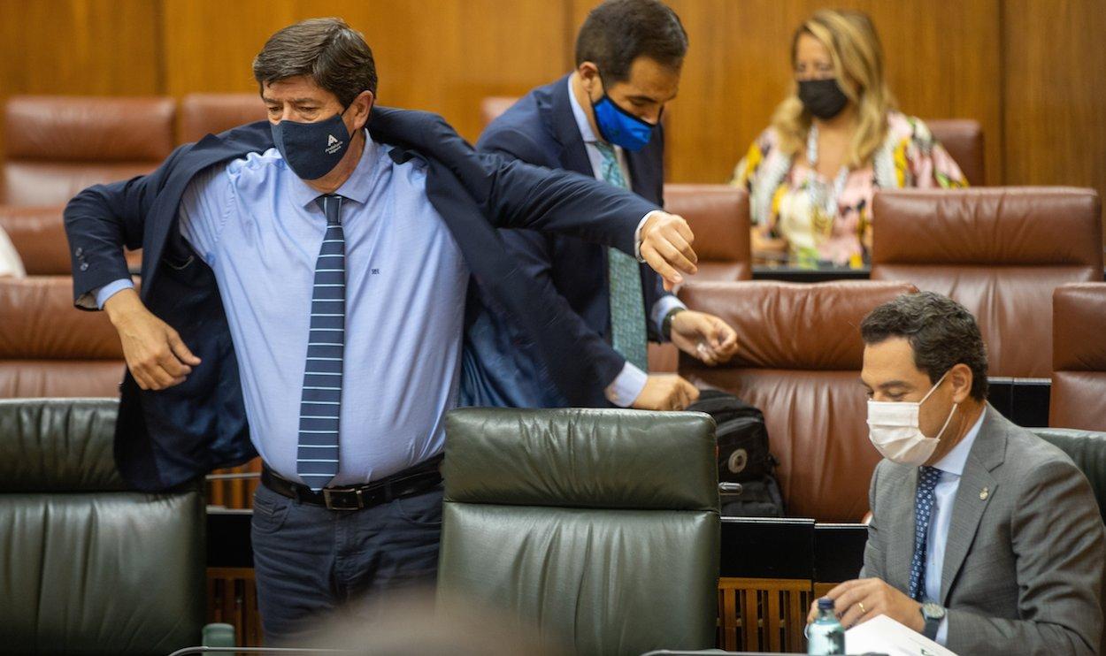 Juan Marín abandonando su escaño en el Parlamento. EDUARDO BRIONES/EP