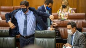 Juan Marín abandonando su escaño en el Parlamento. EDUARDO BRIONES/EP