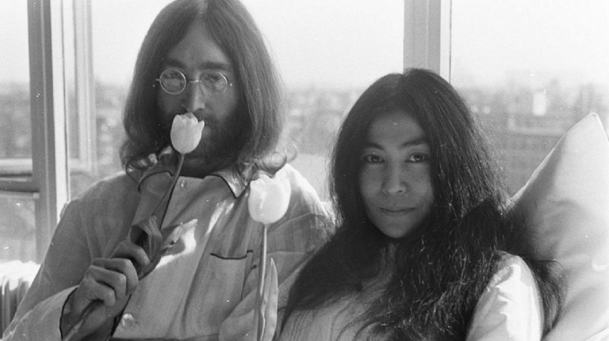John Lennon junto a Yoko Ono.