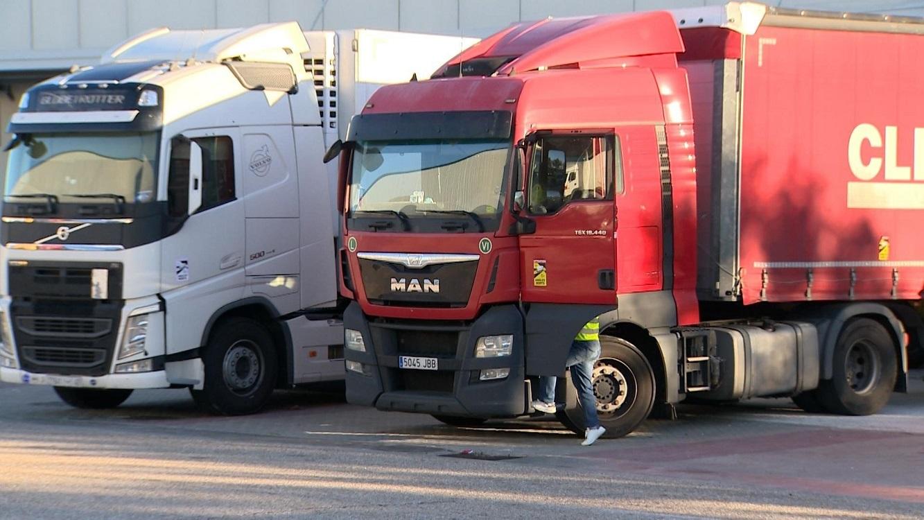 Dos camiones en el Centro de Transportes de Coslada. Europa Press
