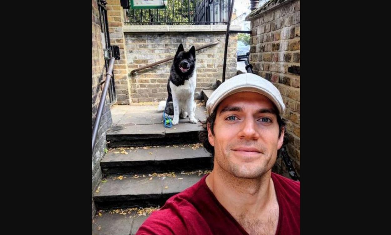 El actor Henry Cavill junto a su perro Kal