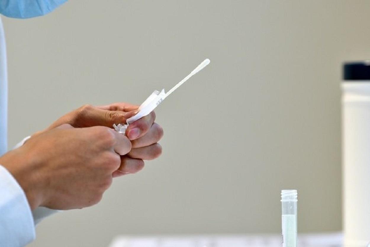 Imagen de recurso de un sanitario preparando una prueba PCR. Fuente: Europa Press.