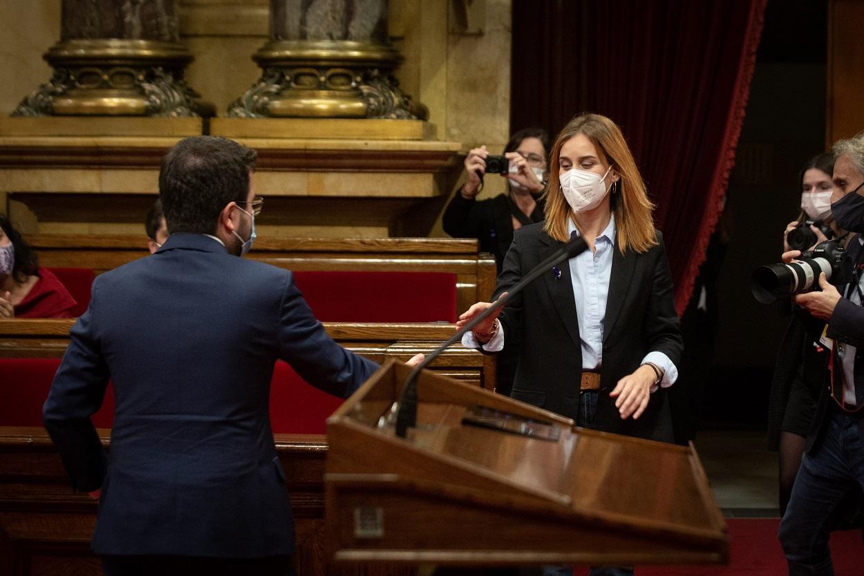 El presidente de la Generalitat, Pere Aragonès, saluda a la líder de los comuns en el Parlament, Jéssica Albiach. Fuente: Europa Press.