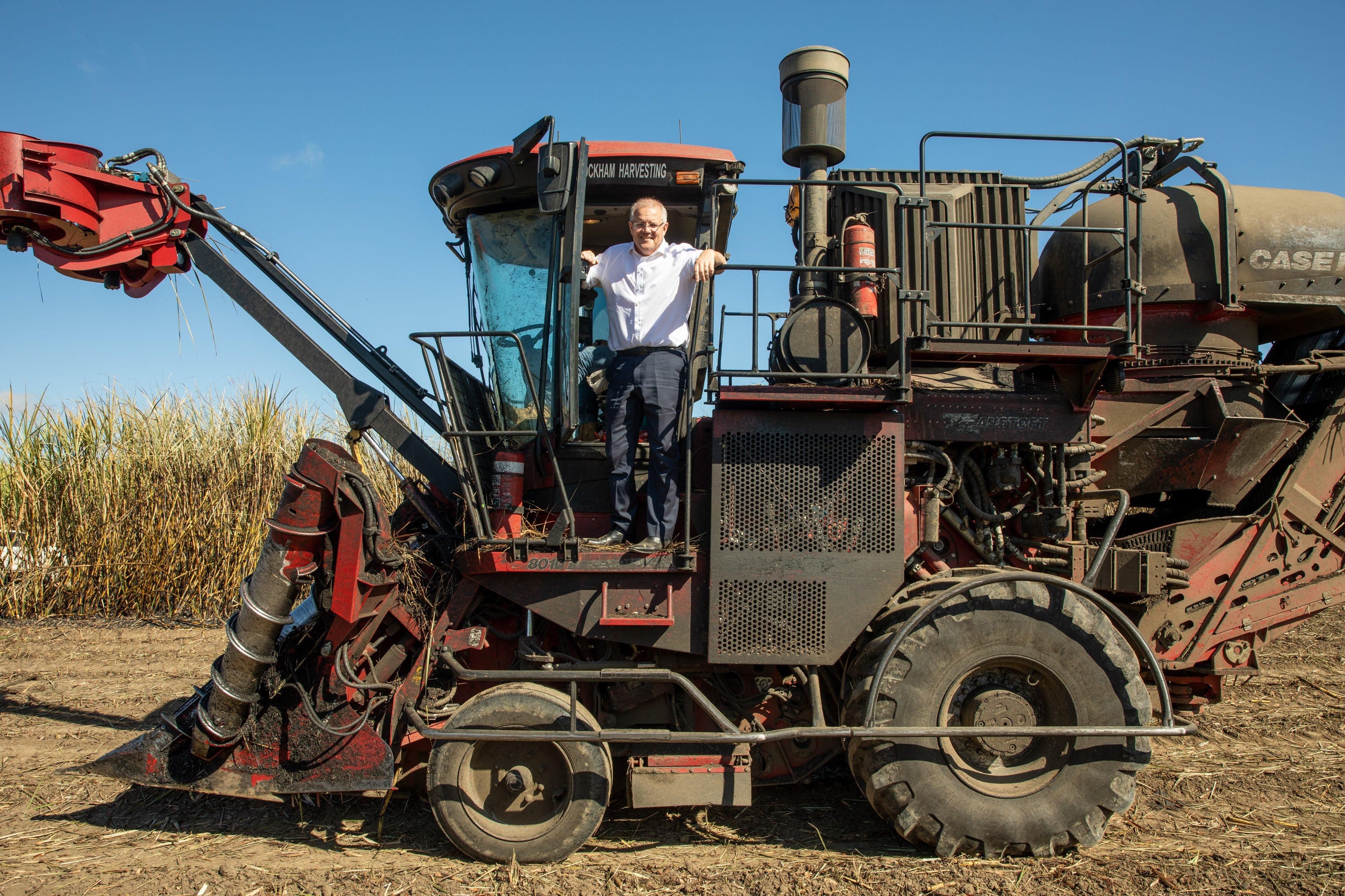 El primer ministro de Australia, Scott Morrison, en un tractor durante una visita a una plantación de caña de azúcar.
