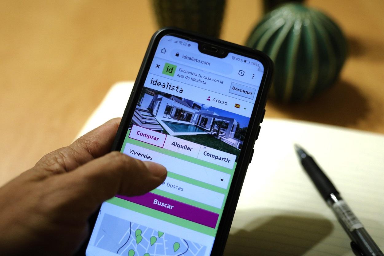 Una persona hace uso de la aplicación móvil de Idealista. Europa Press