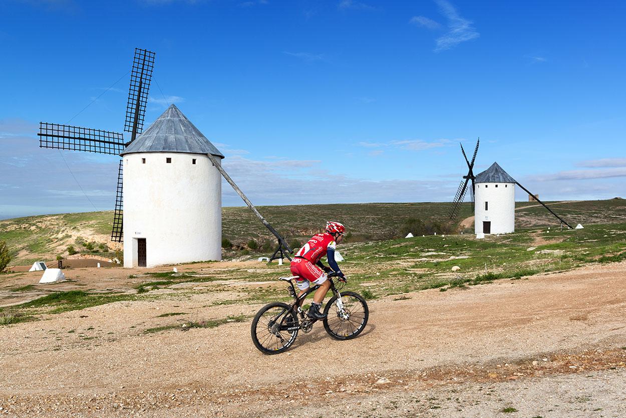 Practicar el ciclismo en Castilla La Mancha puede ser una experiencia inolvidable. En la imagen, un ciclista en Campo de Criptana, en Ciudad Real. © Turismo de Castilla-La Mancha / David Blázquez