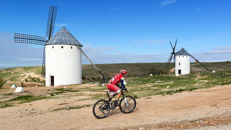 Practicar el ciclismo en Castilla La Mancha puede ser una experiencia inolvidable. En la imagen, un ciclista en Campo de Criptana, en Ciudad Real. © Turismo de Castilla-La Mancha / David Blázquez Practicar el ciclismo en Castilla La Mancha puede ser una experiencia inolvidable. En la imagen, un ciclista en Campo de Criptana, en Ciudad Real. © Turismo de Castilla-La Mancha / David Blázquez
