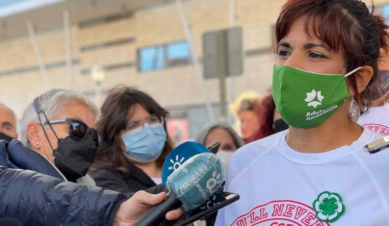Teresa Rodríguez atendiendo a los medios. ADELANTE ANDALUCÍA