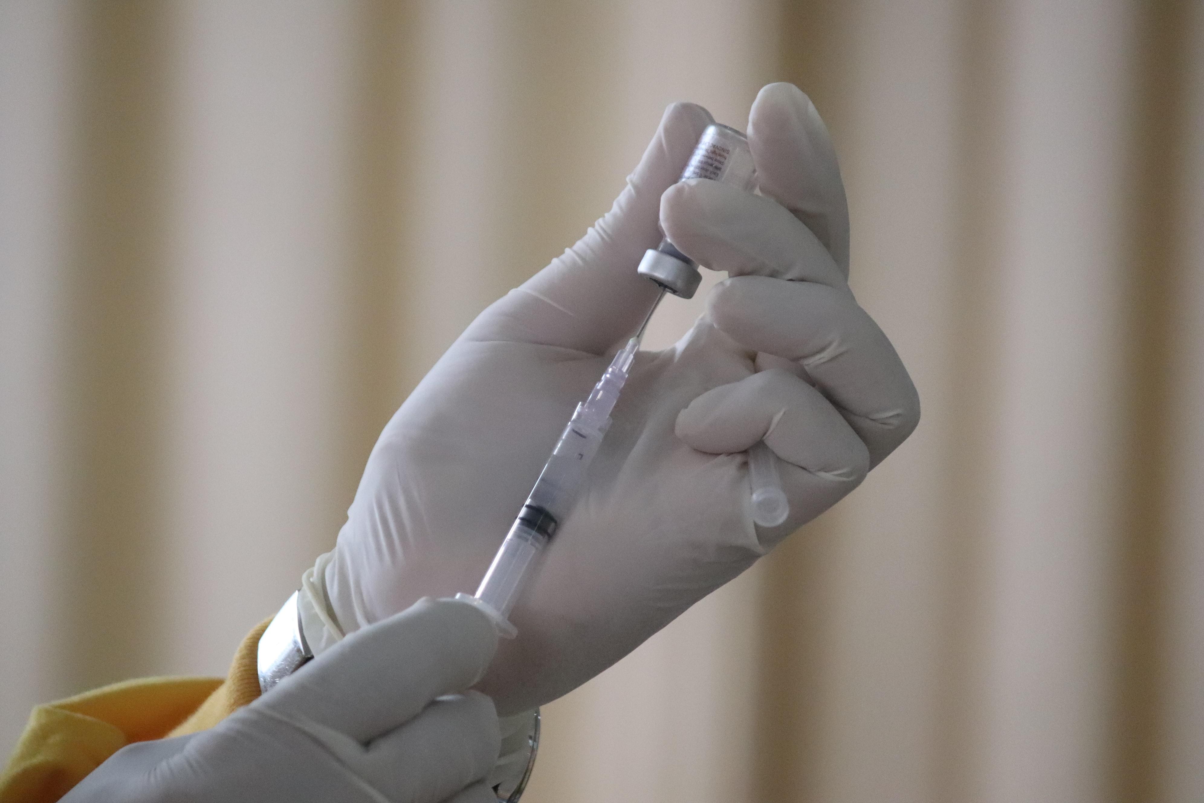 Imagen de un sanitario con una vacuna