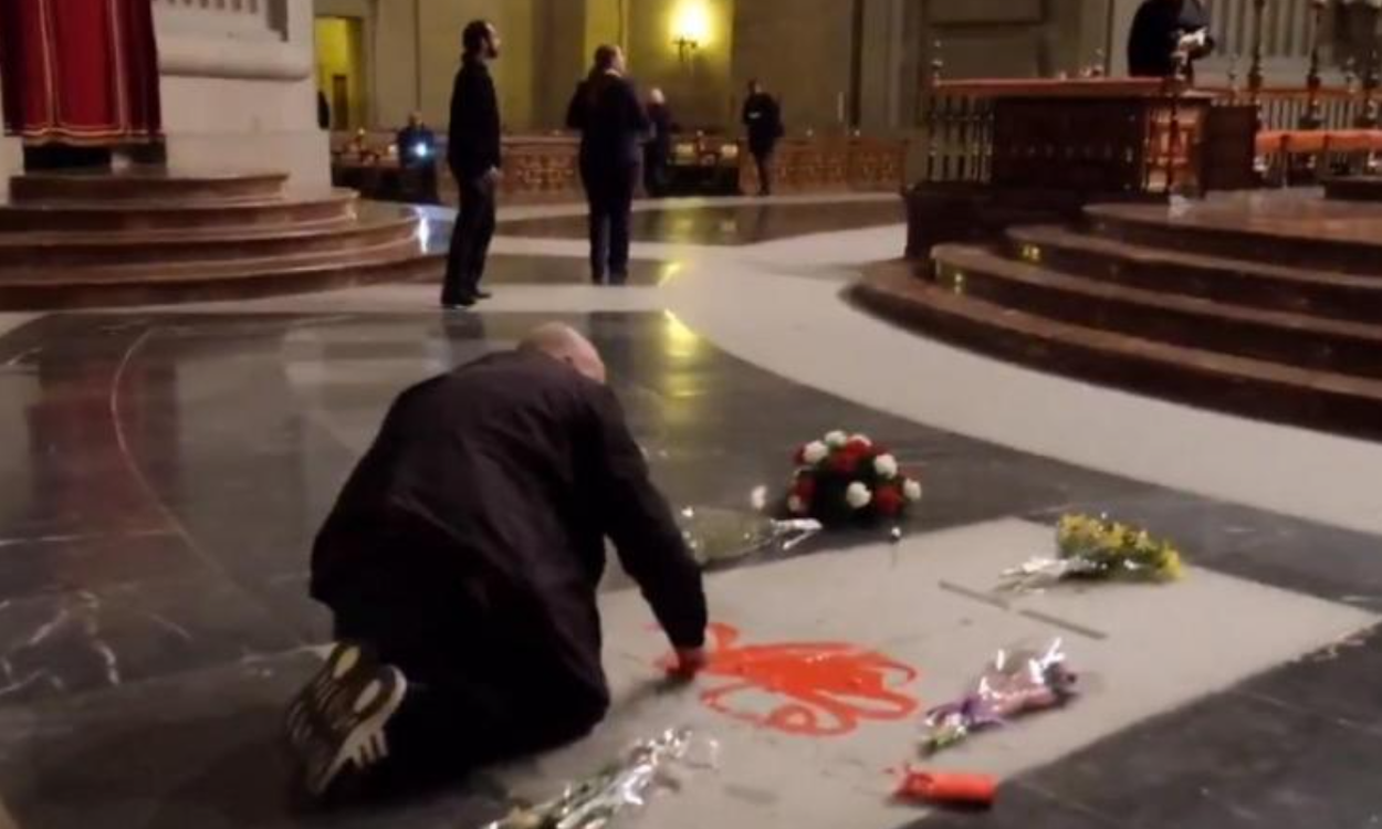 Un hombre pintando la tumba de Franco