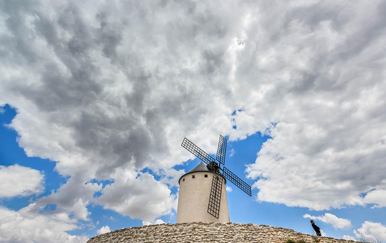 Los molinos de viento que sedujeron a Don Quijote siguen imponentes contemplando el paso del tiempo. © Turismo de Castilla-La Mancha / David Blázquez