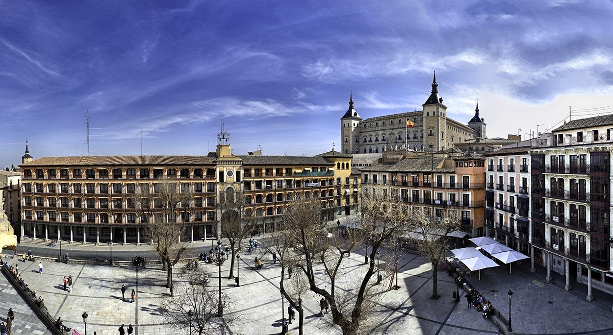 Plaza de Zocodover en Toledo, con el Alcázar al fondo.© Turismo de Castilla-La Mancha / David Blázquez