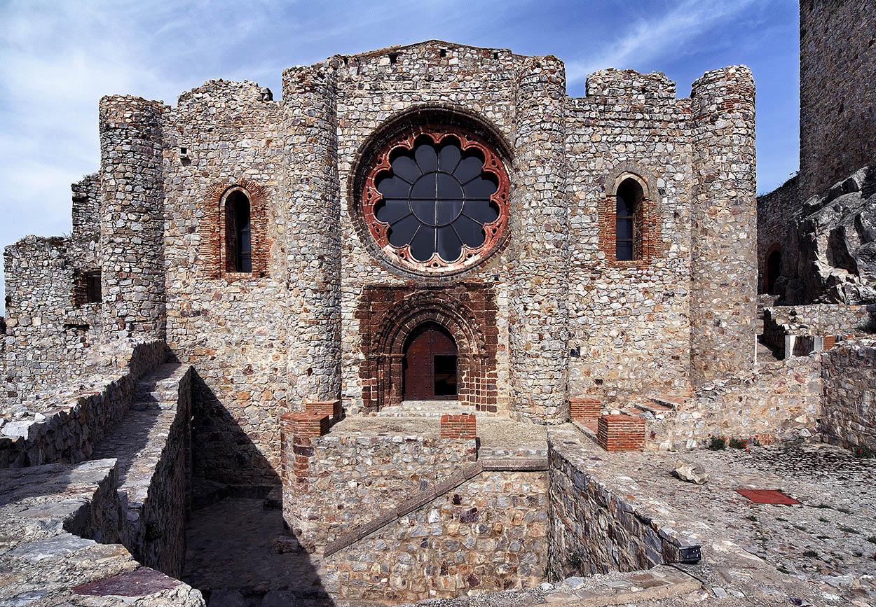 En Castilla La Mancha se pueden visitar imponentes castillos como la fortaleza de Aldea del Rey, en Calatrava la Nueva. © Turismo de Castilla-La Mancha / David Blázquez