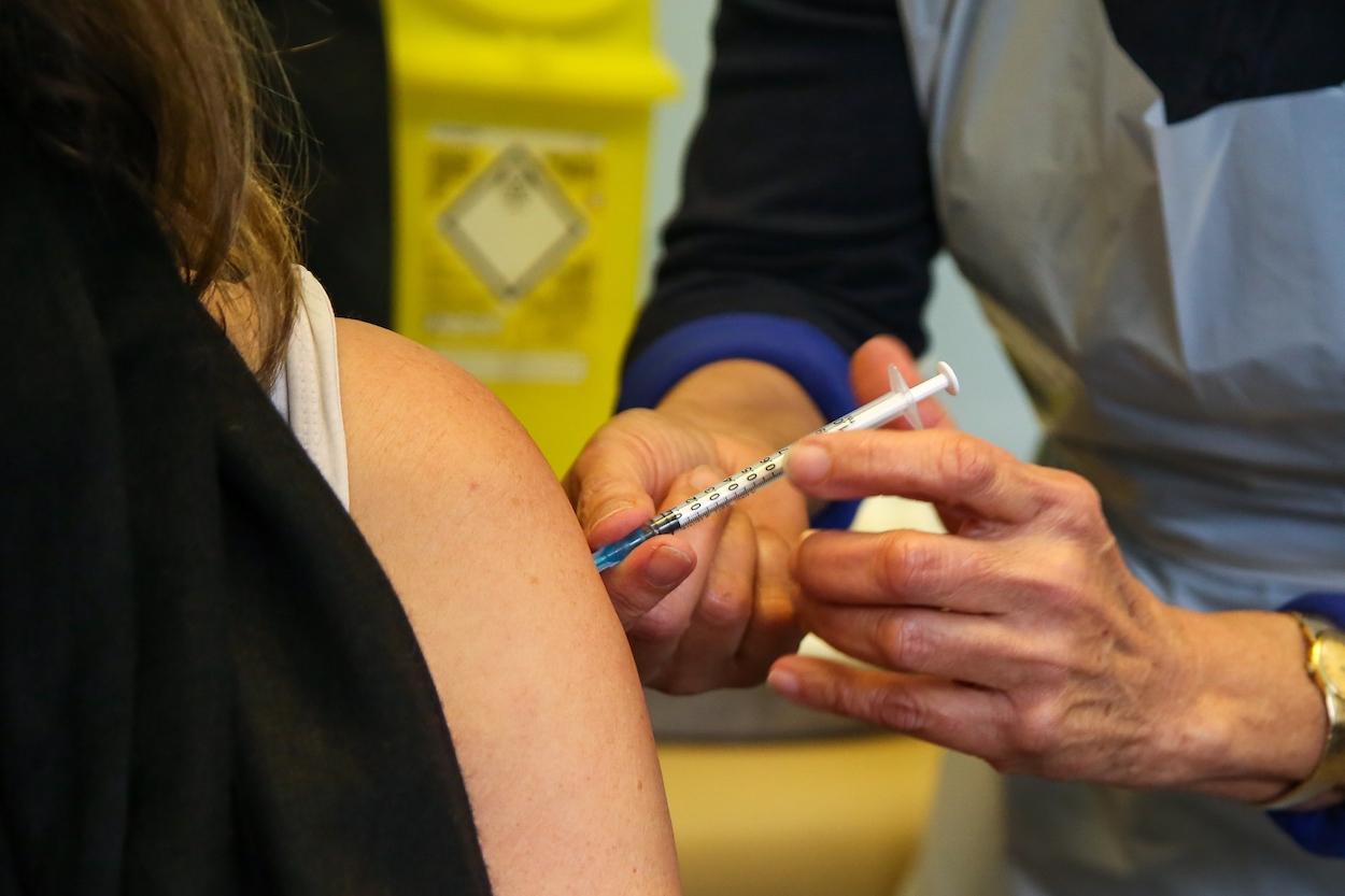 Una mujer recibe la vacuna contra el coronavirus. EP