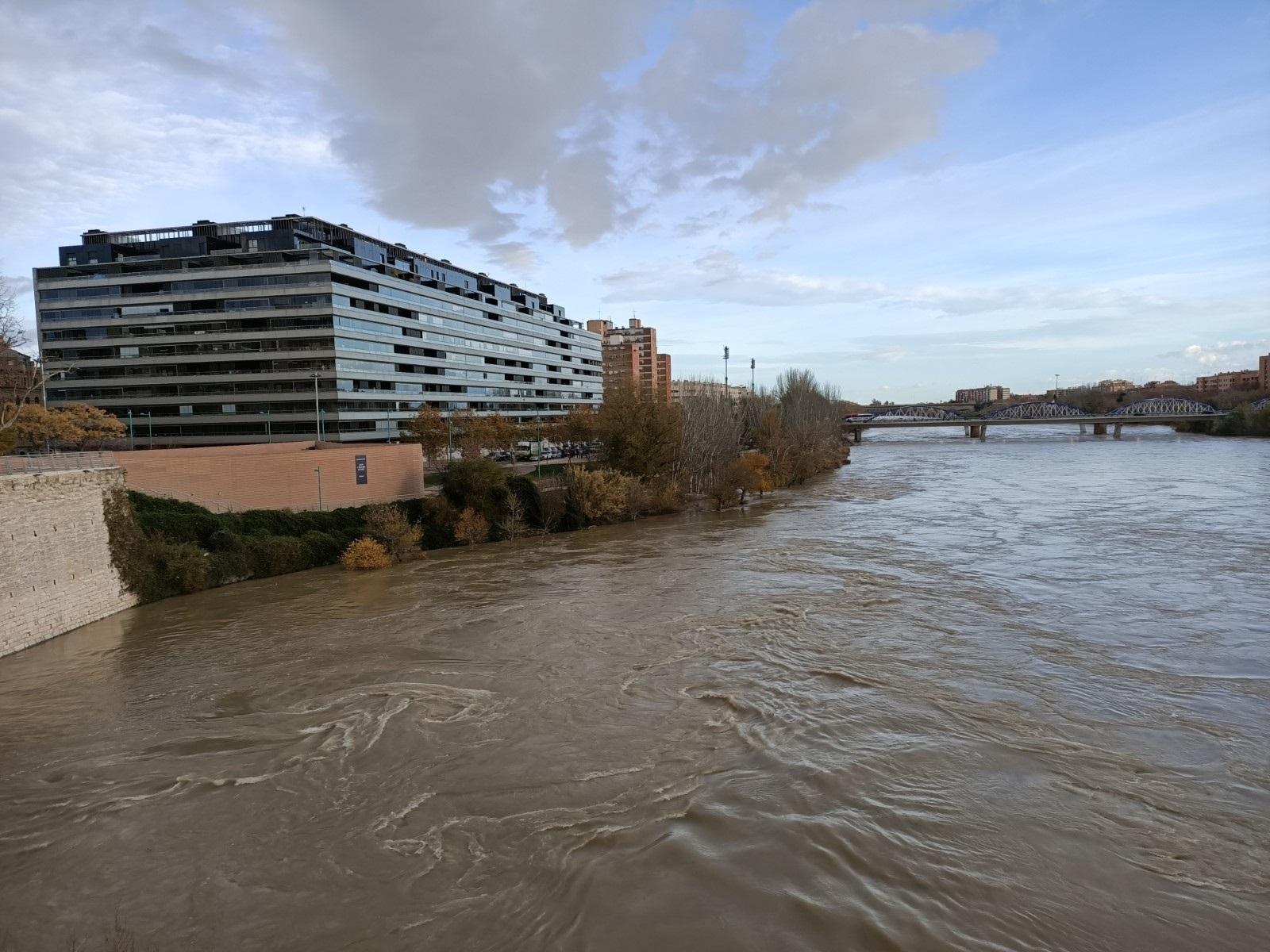 Río Ebro a su paso por Zaragoza. Fuente: Europa Press.