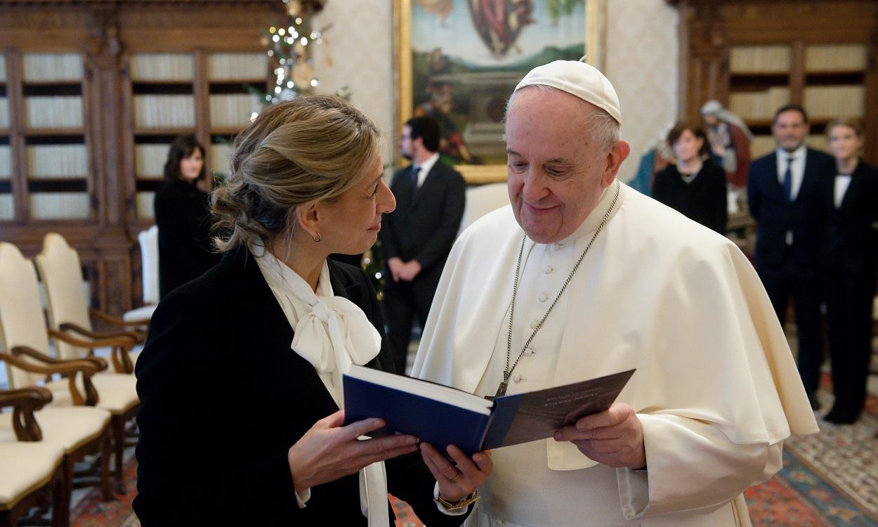 Yolanda Díaz entrega al Papa Francisco un libro de Rosalía de Castro en el Vaticano. EP
