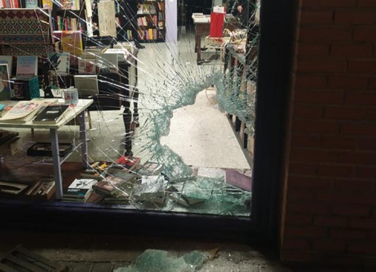 El escaparate de la librería feminista Mujeres & Compañía. Fuente: Twitter.