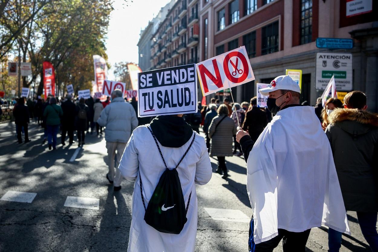 Una persona sostiene una pancarta donde se lee "Se vende tu salud", en una manifestación en defensa de la atención primaria, a 12 de diciembre de 2021. Fuente: Europa Press.