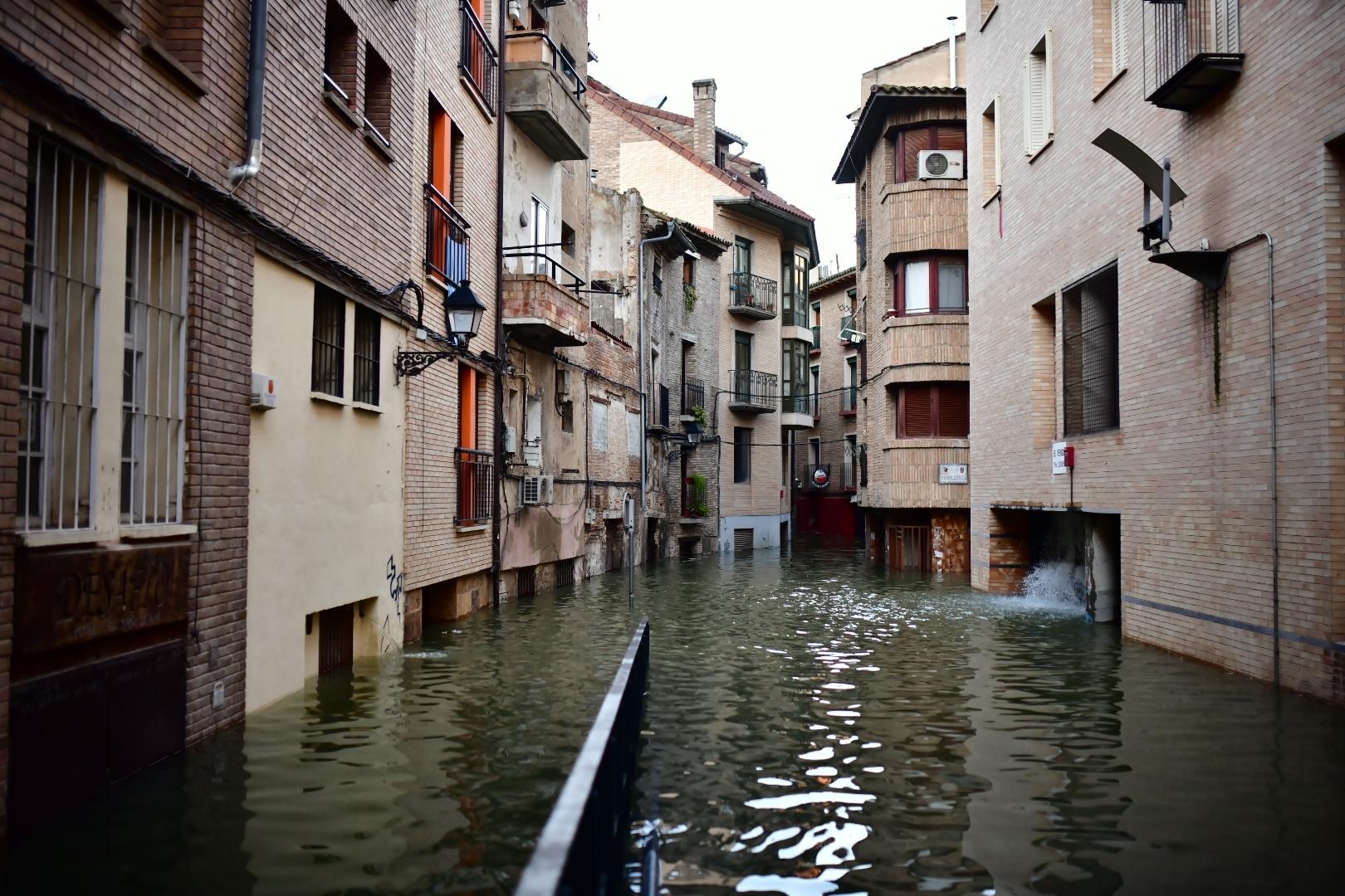 Calle inundada por la crecida del Ebro en Navarra. Fuente: Europa Press.