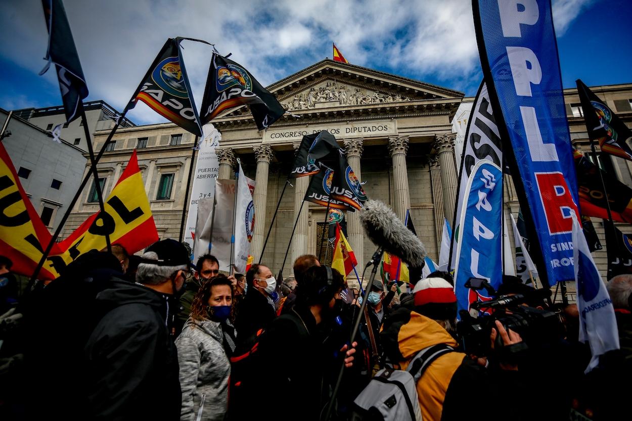 Una manifestación contra la reforma de la Ley de Seguridad Ciudadana pasa frente al Congreso de los Diputados