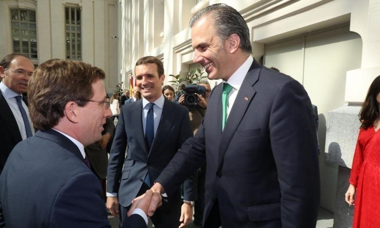 Javier Ortega Smith y José Luis Martínez Almeida, se saludan en el Palacio de Cibeles.