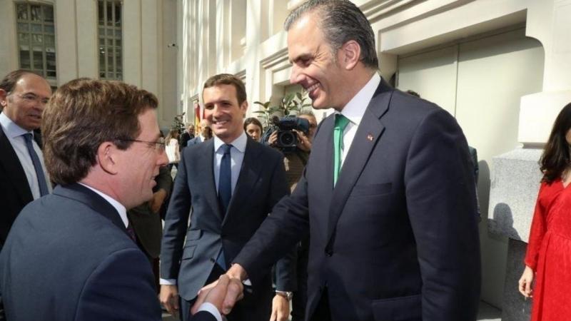 Javier Ortega Smith y José Luis Martínez Almeida, se saludan en el Palacio de Cibeles.