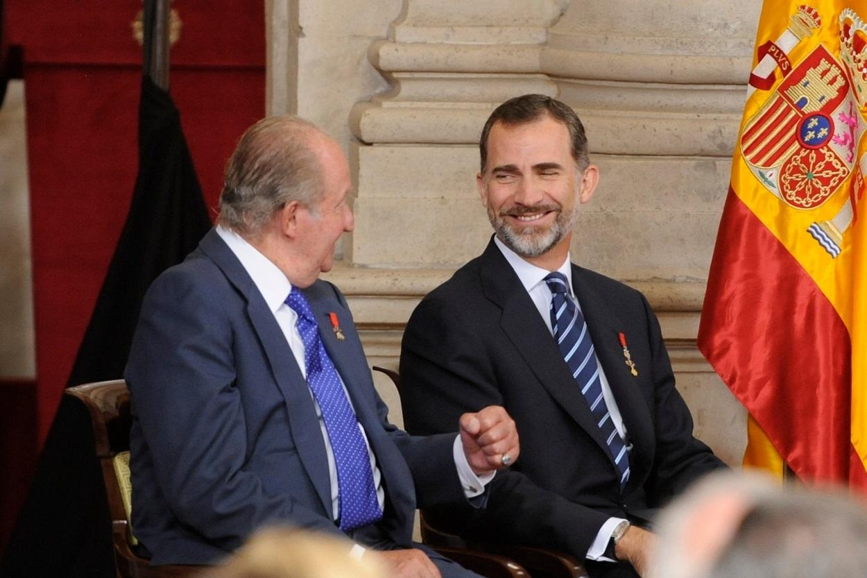 Juan Carlos I y Felipe VI, juntos, en una imagen de archivo. Fuente: Europa Press.