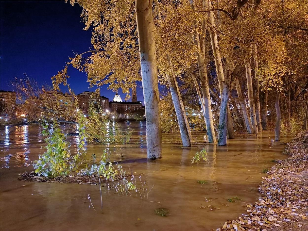 La crecida del Ebro continúa y llega ya a Zaragoza. EP