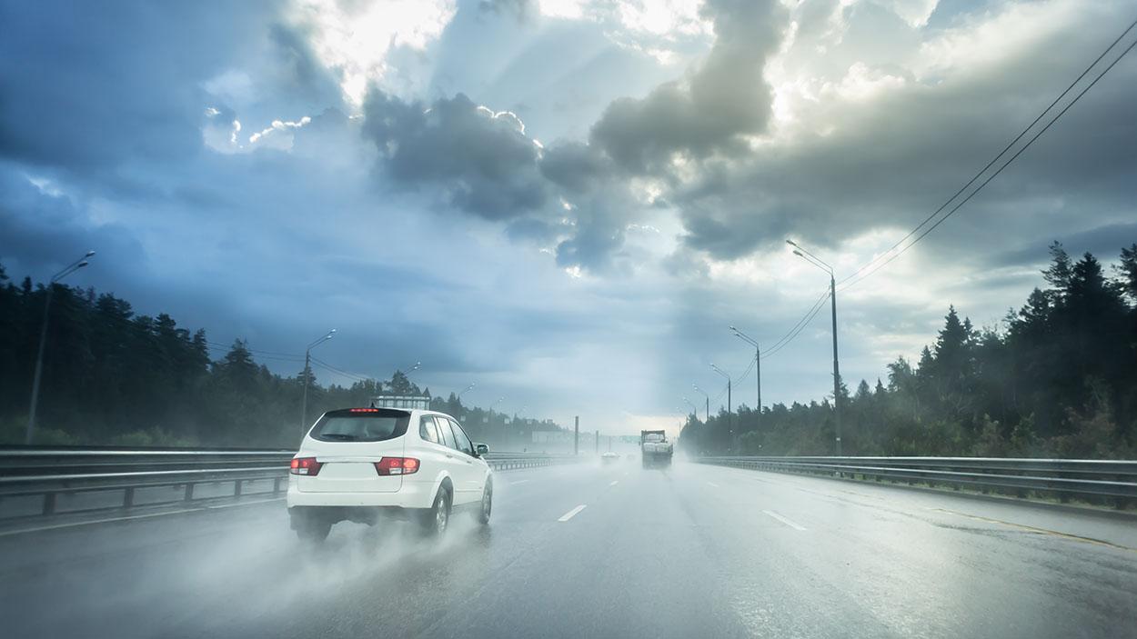 Si tienes que conducir con lluvia, pon las luces de cruce o de corto alcance y evita que el vaho empañe los cristales encendiendo el sistema de ventilación