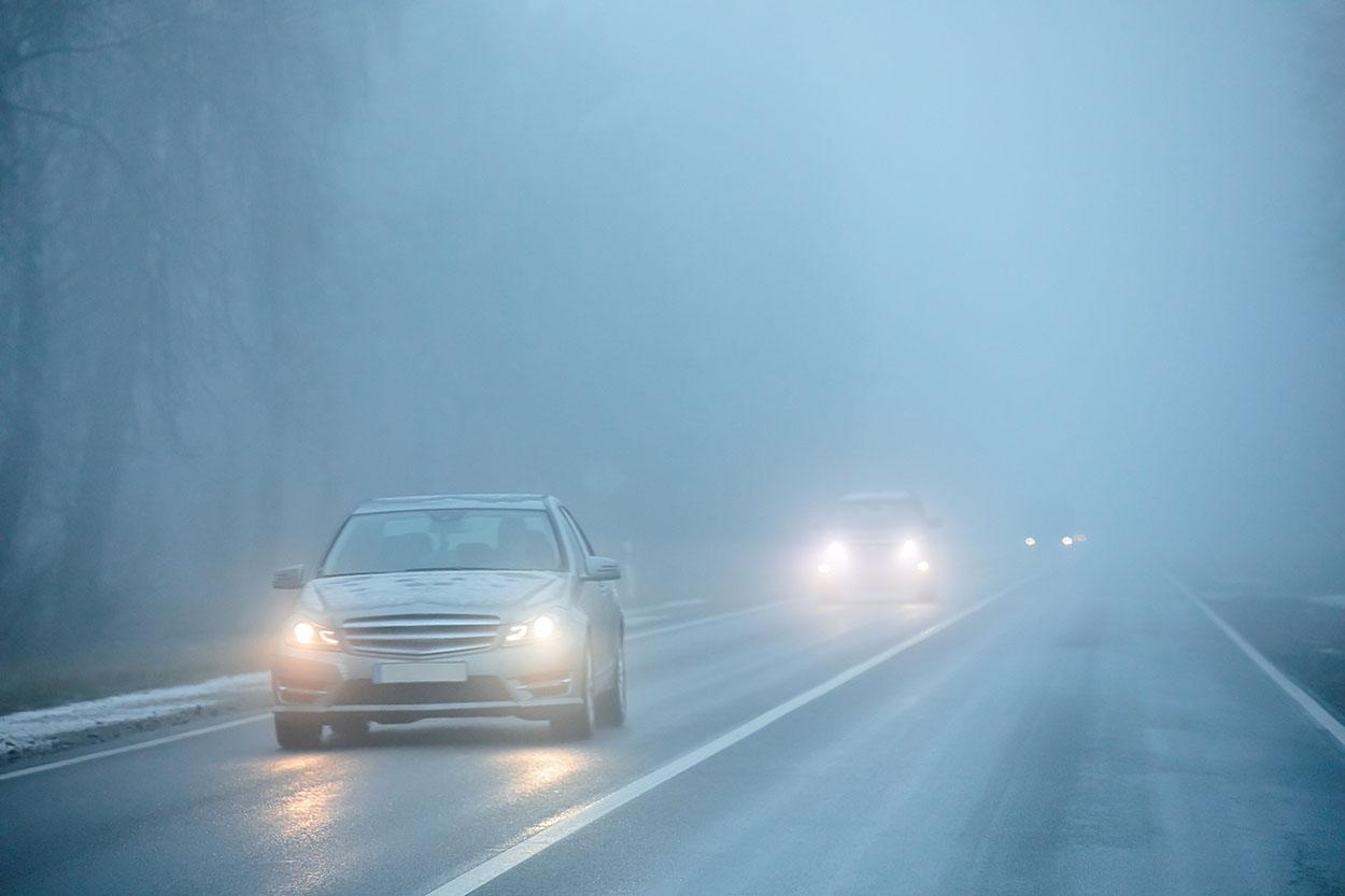 Con niebla, evita utilizar las luces largas ya que puedes deslumbrar a los coches que circulan por el sentido contrario