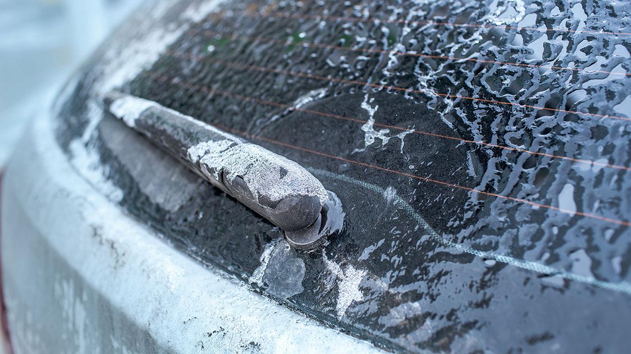 Imagen de archivo de la luna de un coche congelada