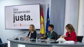 La vicepresidenta primera, Nadia Calviño; la ministra Portavoz, Isabel Rodríguez; y la vicepresidenta, Teresa Ribera, en la rueda de prensa posterior al Consejo de Ministros. Europa Press