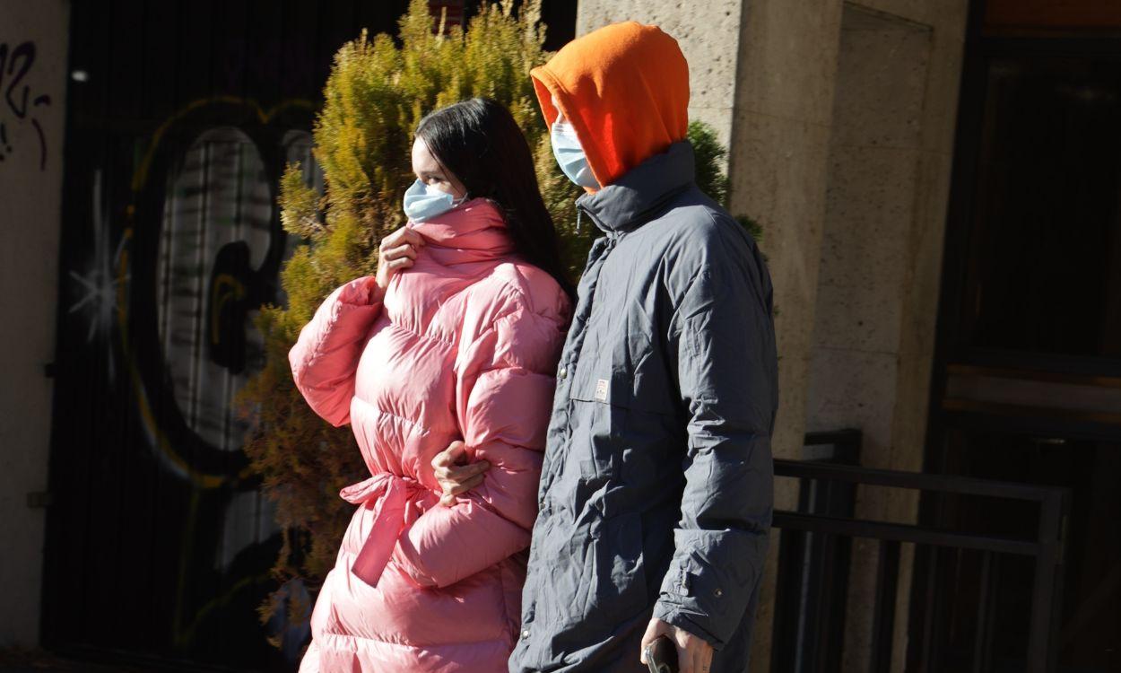 María Forqué, hija de Verónica Forqué, saliendo del domicilio de su madre tras su fallecimiento. EP