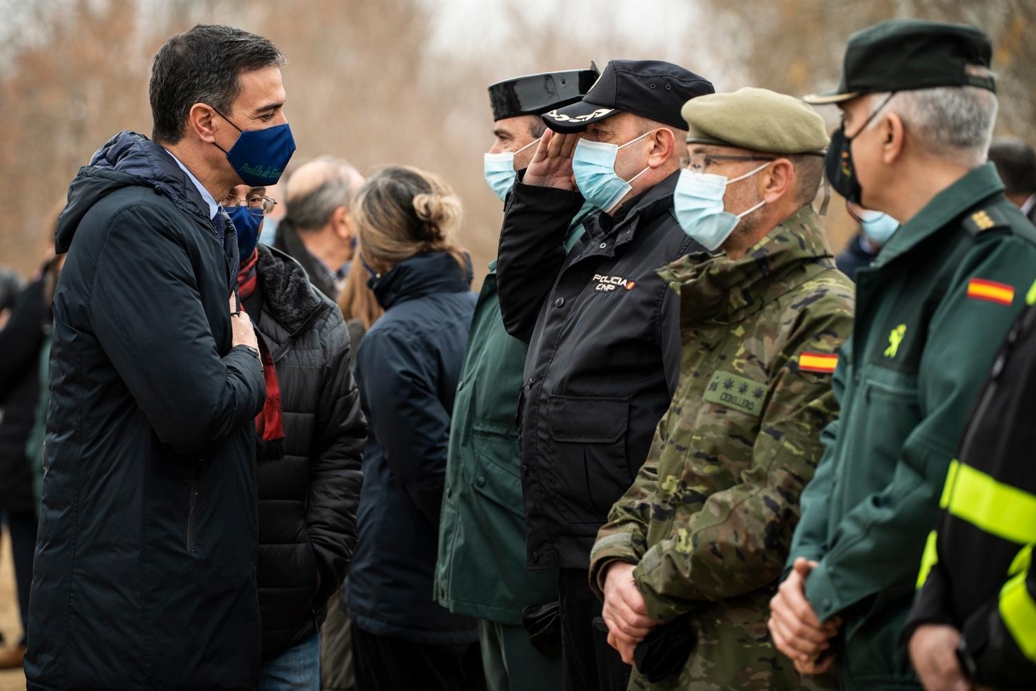 El presidente del Gobierno, Pedro Sánchez, saluda a agentes de la Guardia Civil y Policía Nacional, durante su visita a las zonas afectadas por la crecida del río Ebro. Fuente: Europa Press.