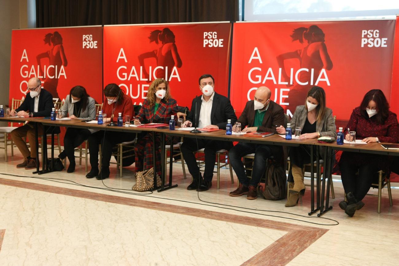 Imagen de la reunión de hoy con González Formoso en el centro y Carmela Silva a la izquierda (Foto: PSdeG-PSOE).