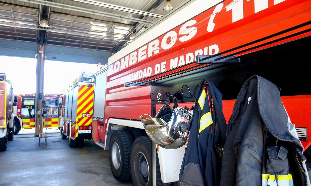 Vehículos de bomberos y uniformes en el Parque de Bomberos de Pozuelo de Alarcón. EP