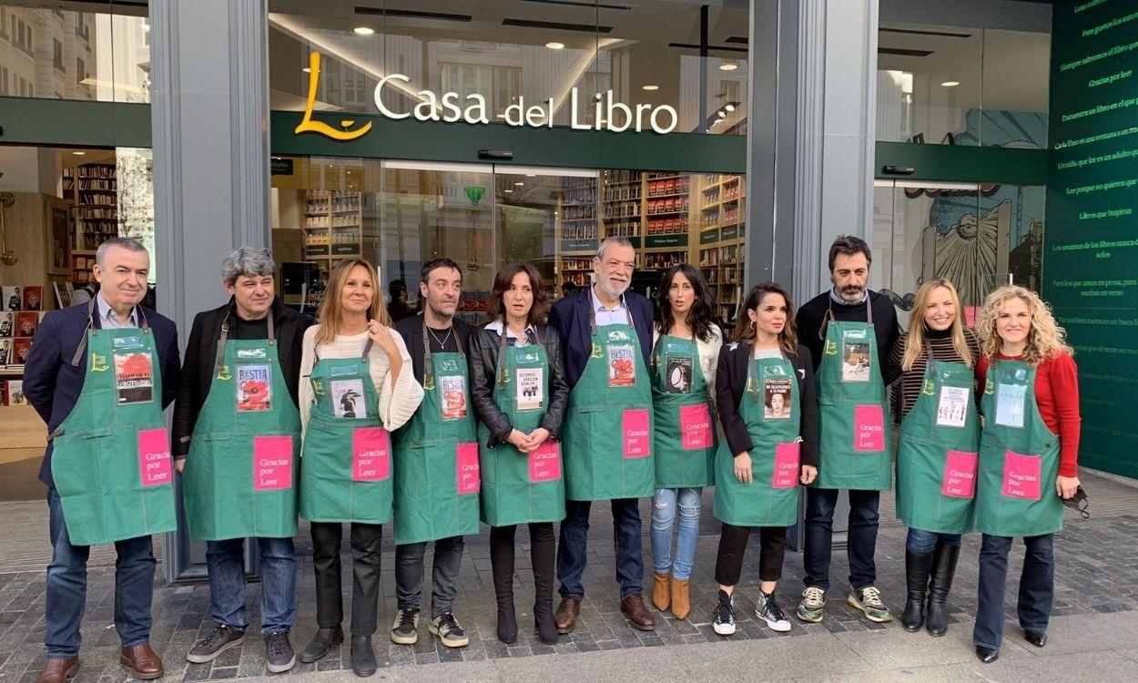 Nueve famosos escritores se convierten en libreros para fomentar la lectura a las puertas de la Navidad.  La Casa del Libro.