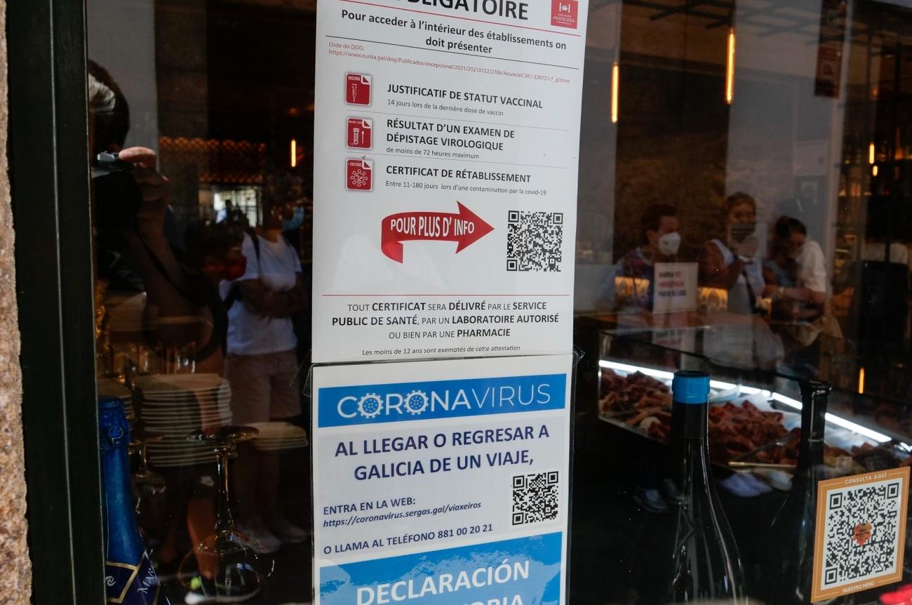 Carteles, este verano, en un restaurante de Santiago de Compostela informando de la necesidad de presentar el Certificado Covid (Foto: Europa Press).