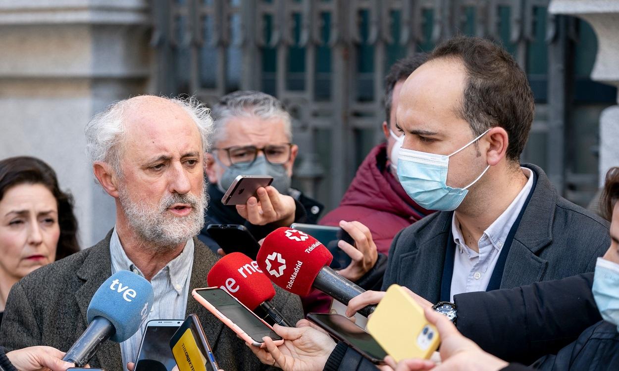 El tesorero del Grupo Mixto en el Ayuntamiento de Madrid, Luis Cueto (i) y el portavoz adjunto del partido, José Manuel Calvo. EP