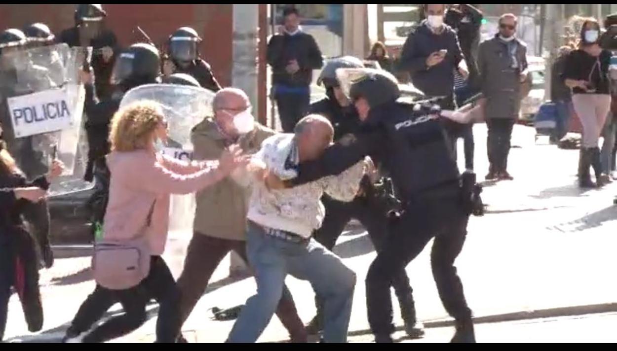 Imagen de una de las detenciones difundida en Twitter por la Coordinadora de Trabajadores del Metal. 