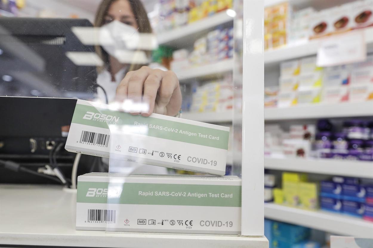 Una caja con test de antígenos contra la COVID 19 en una farmacia. ROBER SOLSONA/EP