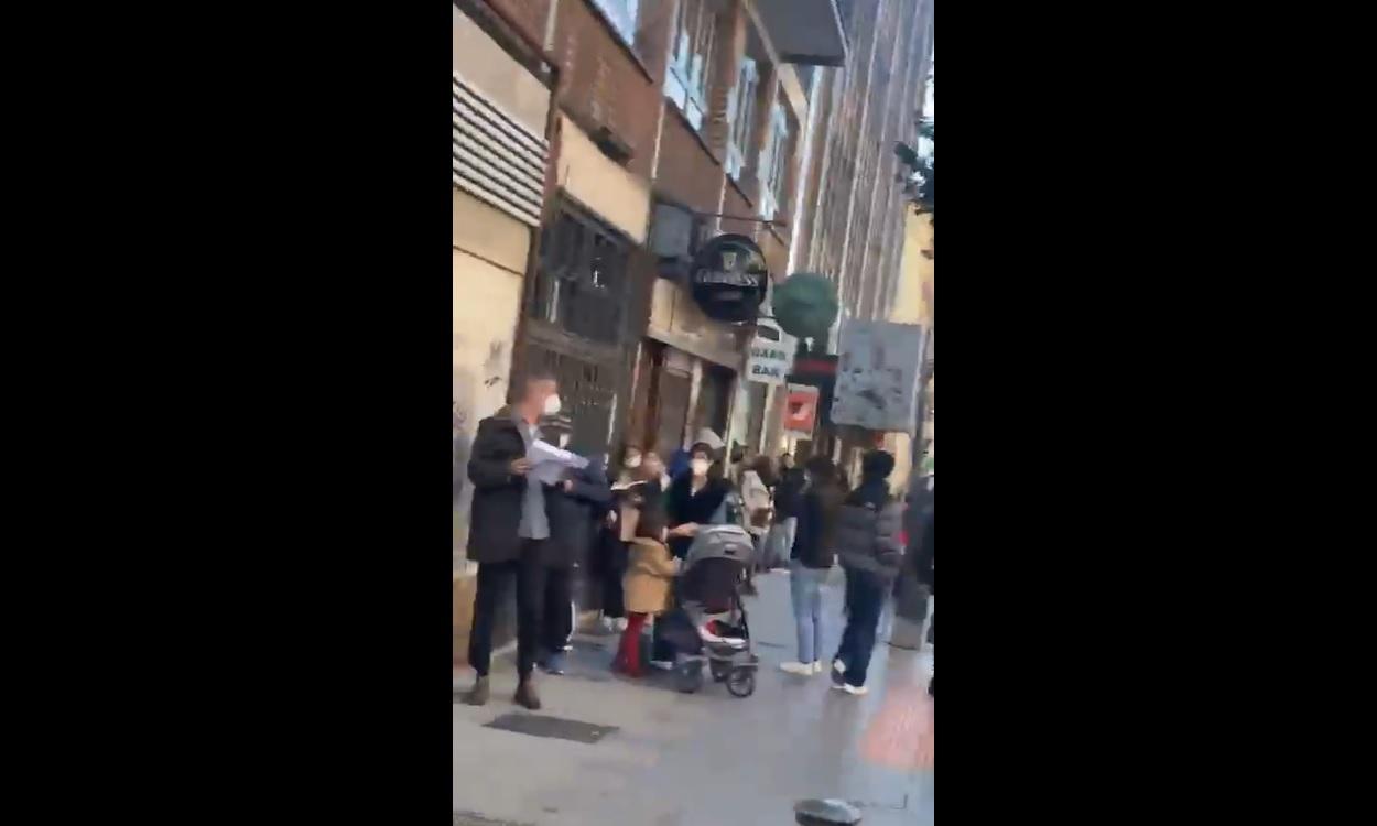 Decenas de personas se congregan a las puertas de un centro de salud de Madrid.