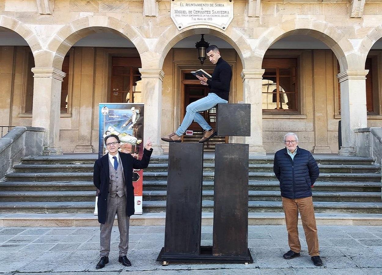 Presentación del festival Vive la Magia en Soria. Juan Mayoral (i) y Jesús Bárez con la 'escultura humana'