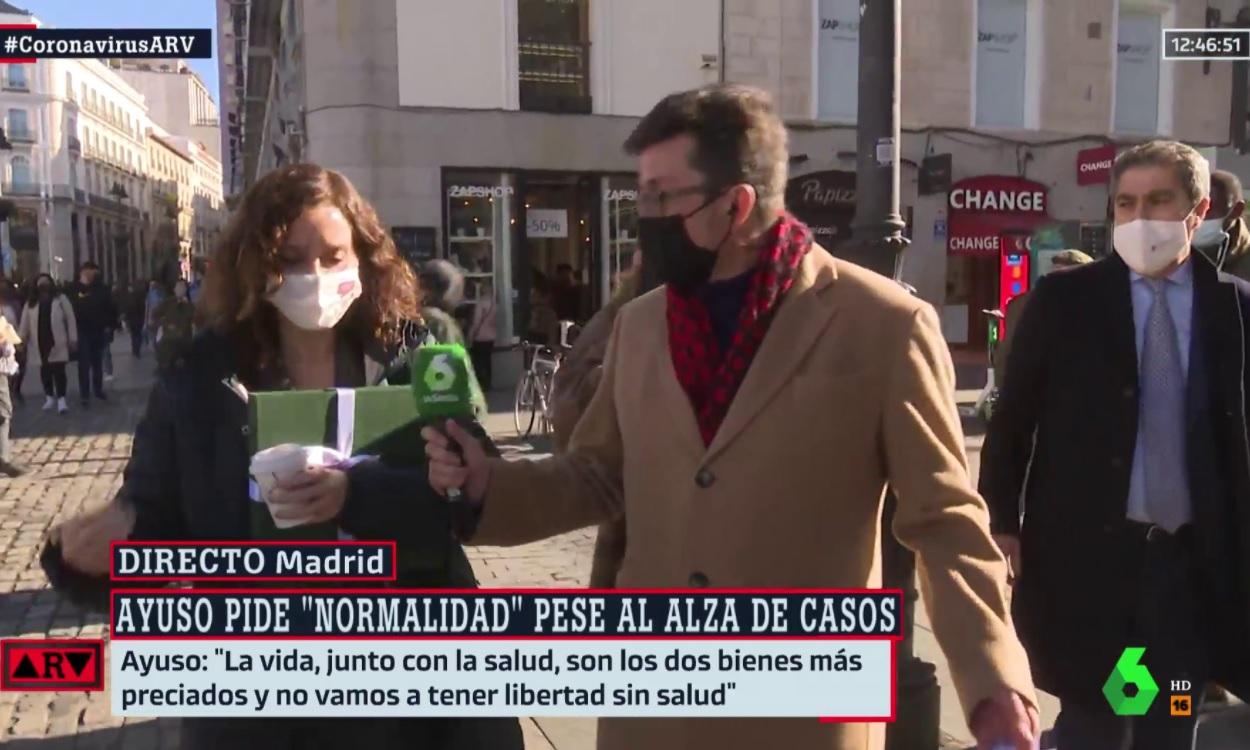 El periodista Jaime Rull con Ayuso en 'Al Rojo Vivo'.